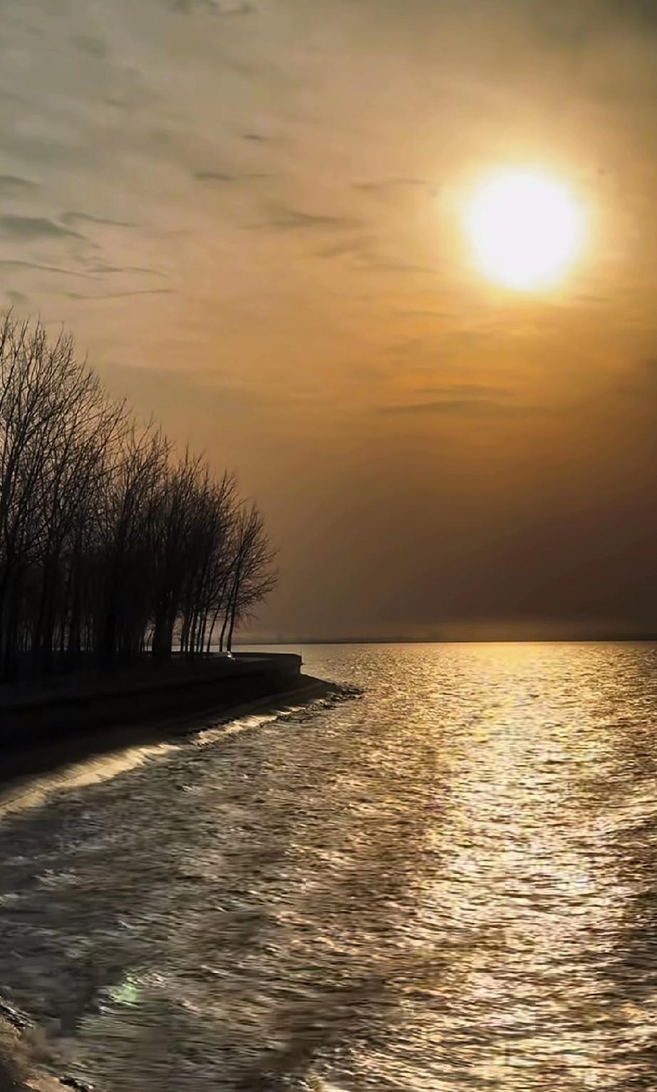 夕阳西下，碧波荡漾，秋水共长天一色