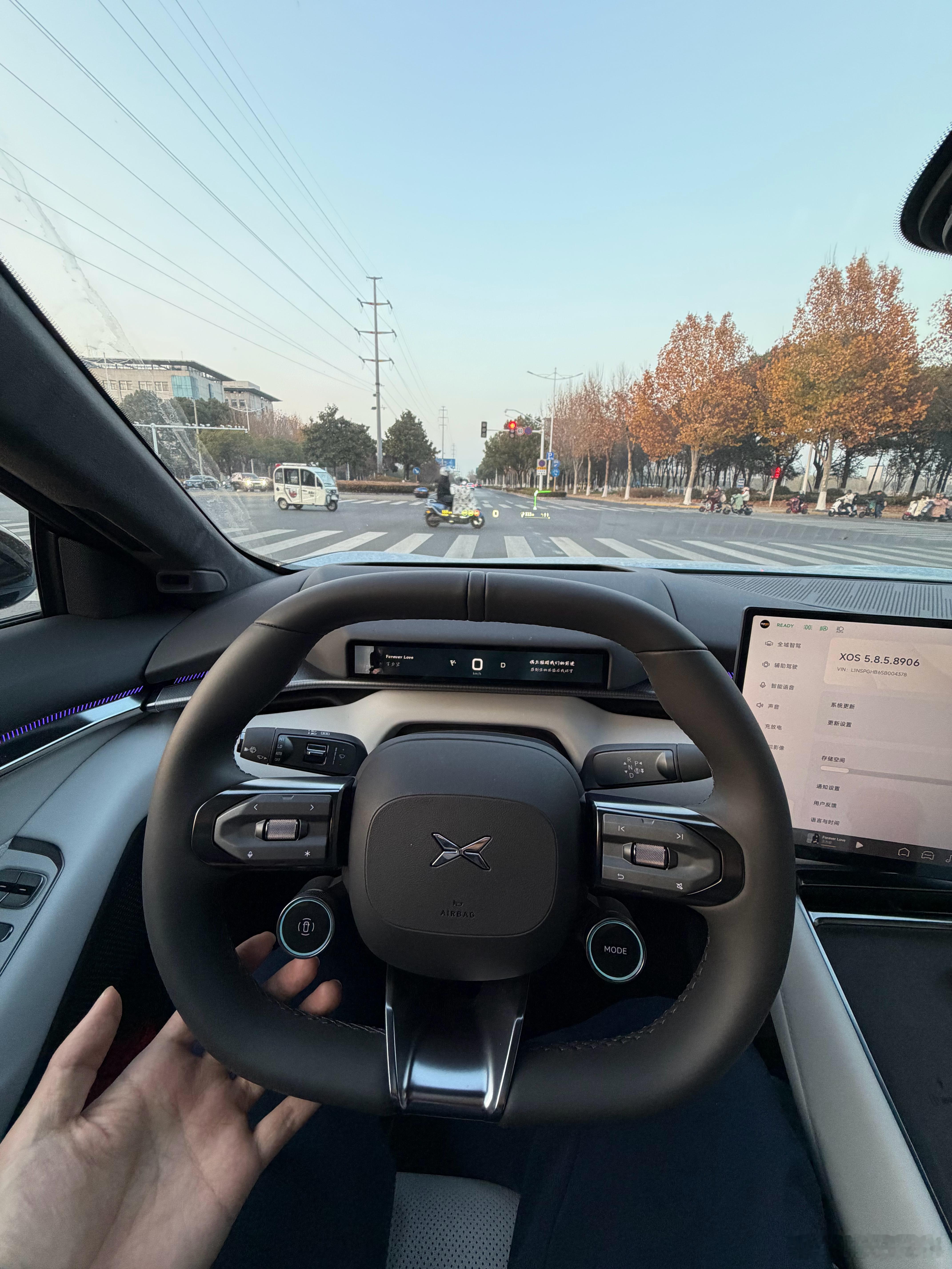 小鹏585这版确实还行，爱轧实线的问题大幅度改善，各种绕行，让行动作预判更早了，