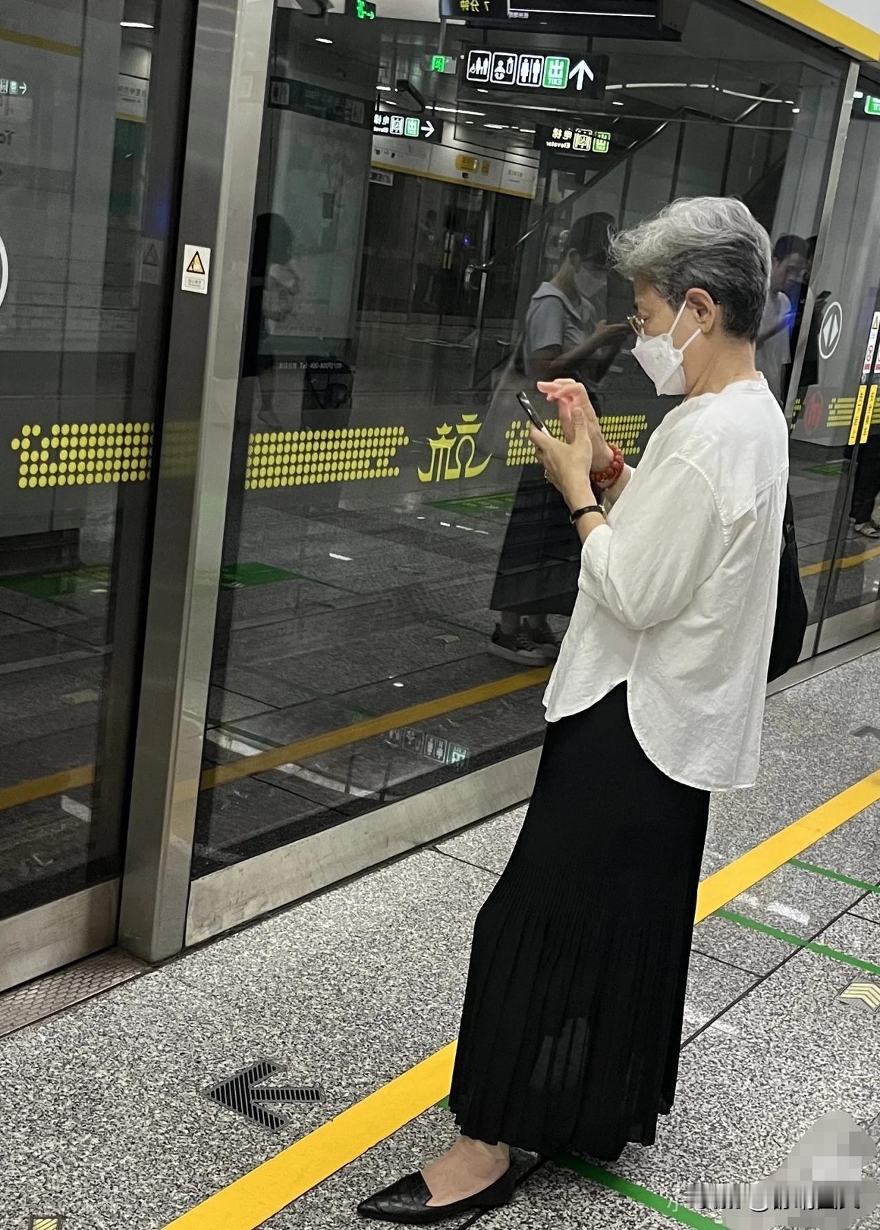 到了70岁，
我希望自己是这个样子。
头发可以白但很顺很多。
年龄可以老但行动自