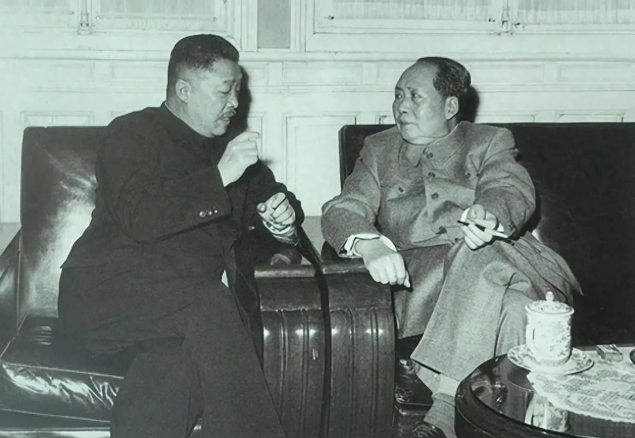 42年贺龙迎娶小20岁的女学生，主席看了一眼贺龙头顶，说了一句……

贺龙和毛主