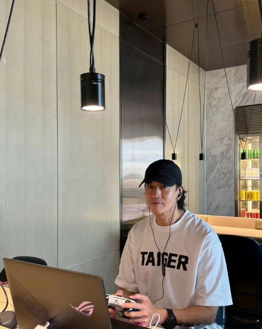 何润东面对粉丝要求主打一个听劝何润东妥妥的听劝达人，粉丝提出的诉求全都认真接纳。