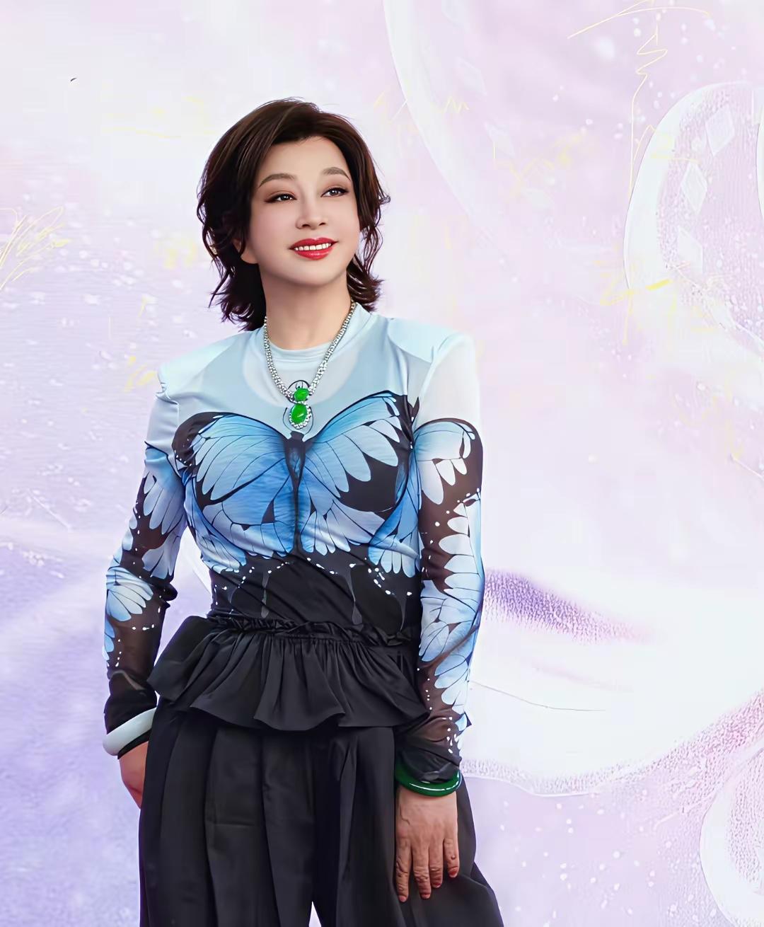 我认为没有什么事情能够打倒刘晓庆，她的内心着实比太平洋还要宽广。
不论小男友是削