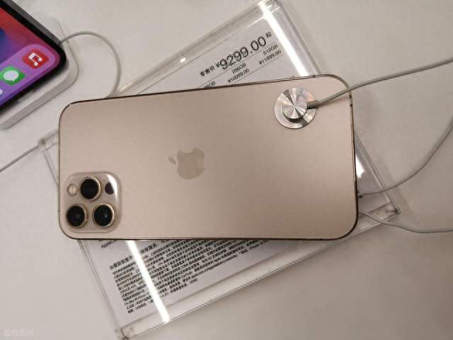 iPhone Duo 现货溢价六七千，对比华为高端旗舰，该怎么选