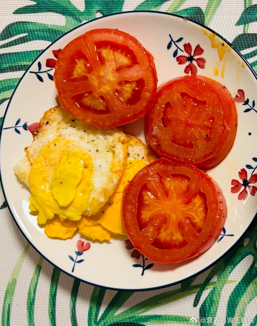 鸡蛋🥚的品质和饲料有很大关系。蛋黄的颜色和其中的叶黄素含量有关，叶黄素的含量越