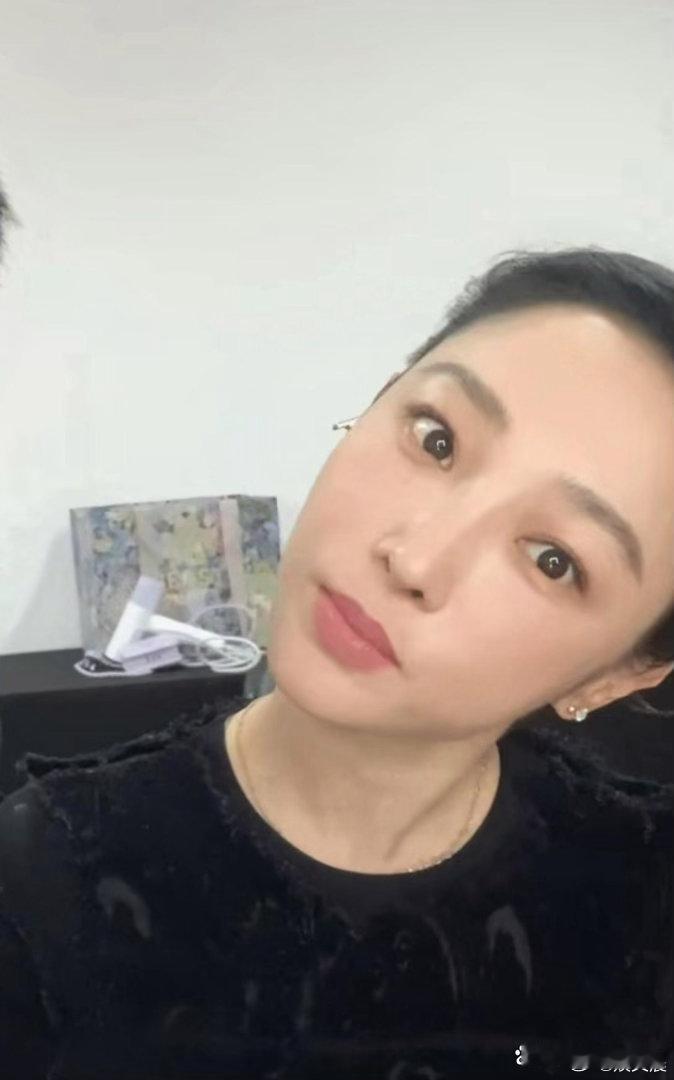 白百何气质颜值大变样，颜值惊艳感拉满，精致氛围感直接焕然一新，差点都认不出来了。