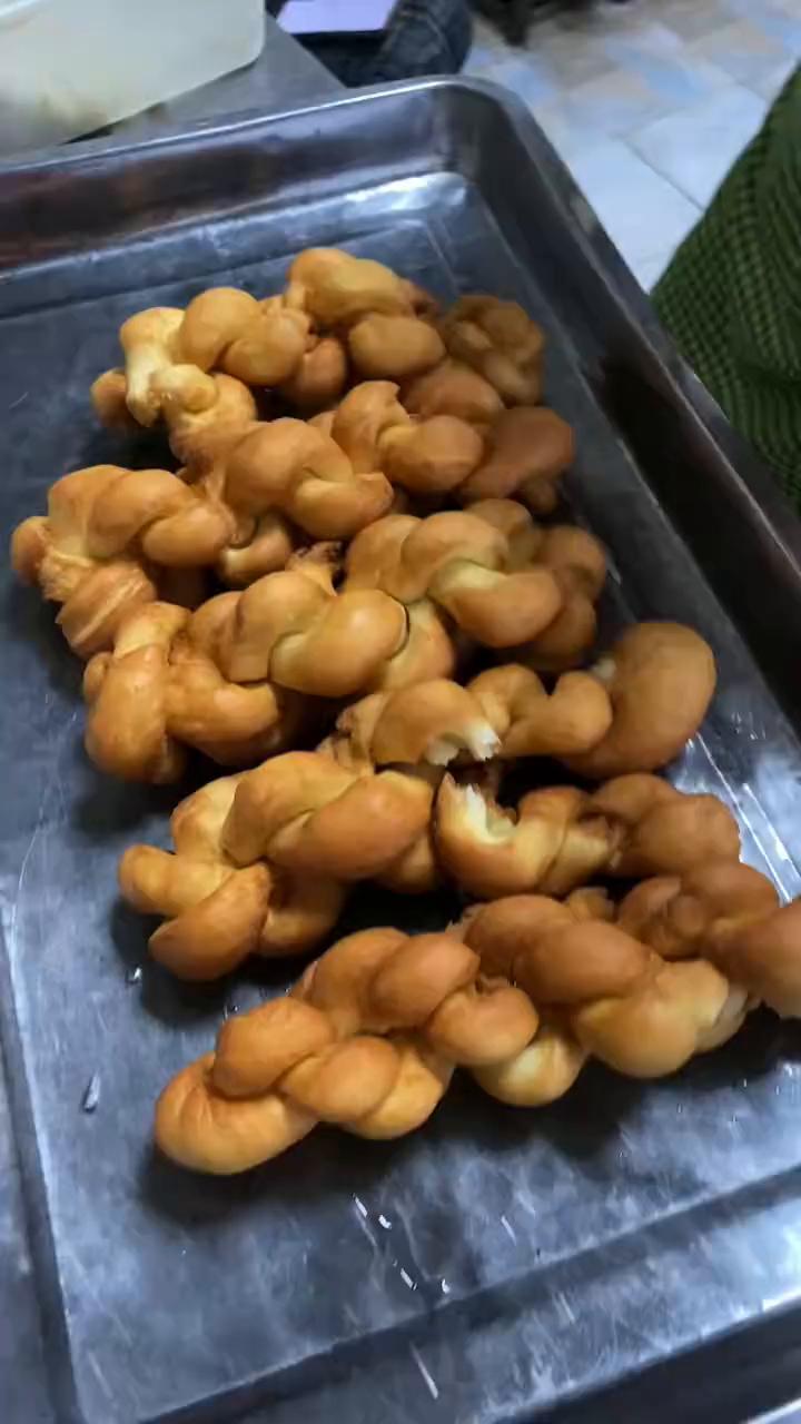 油条，这个油条是发面的油条，村里卖那个不是发面的。