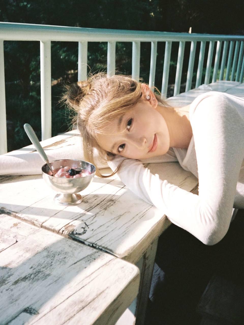 阳光下的悠闲时光，与甜点相伴的美好瞬间。分享一张你最近随拍的照片 晒晒少女靓影