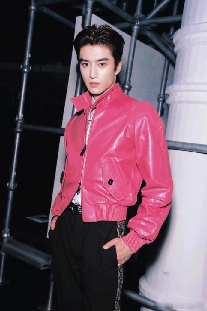 张康乐G社生图状态张康乐粉皮衣背头拽感 张康乐G社生图状态，谁懂粉皮衣+背头，看