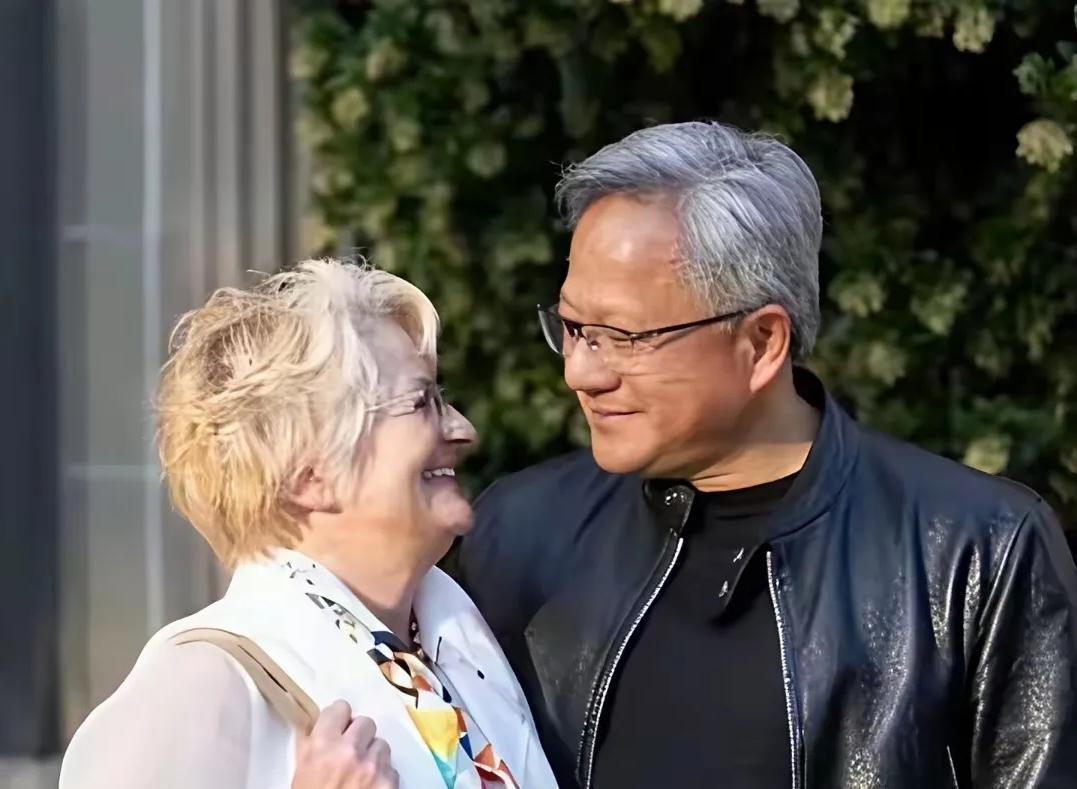 黄仁勋这张中国脸，真的值得我们掏心掏肺吗？他是美籍华人，祖籍浙江青田，妻子是美国