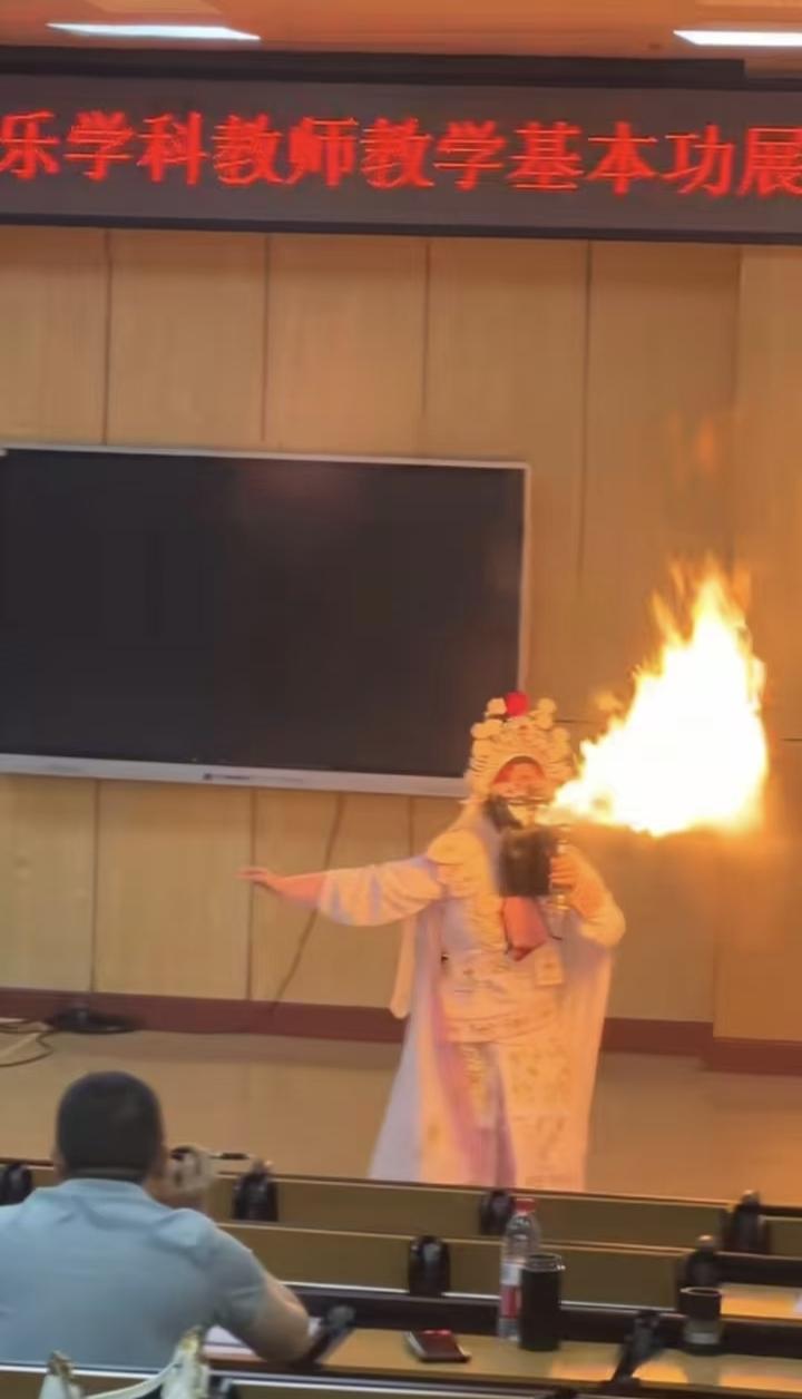 这不是文艺娱乐表演的现场，这是某地音乐教师基本功大赛的场景。有老师变脸，有老师喷