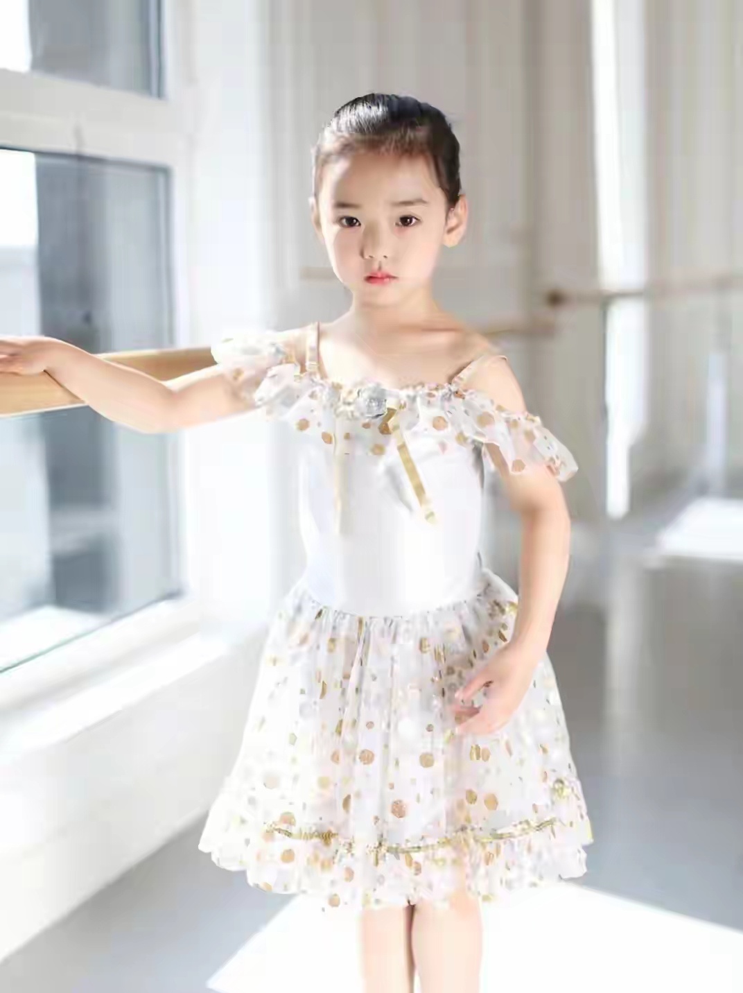 小酒窝真的从小美到大，有个这么可爱的女儿！为什么董璇还要再婚？ ​​​