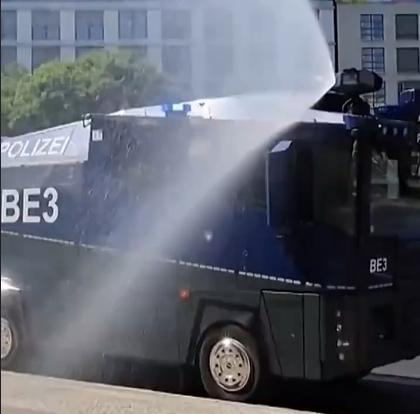 热的实在没撤，德国政府出动“水炮车”为民众降温！

这其实不是普通的洒水车，而是