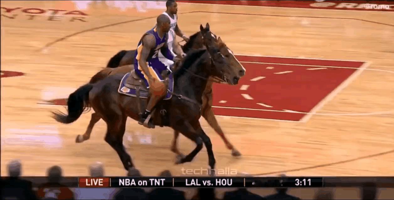 绝，实在是太绝了！
做梦也想不到，科比不仅步战无敌，连马战也无敌了！