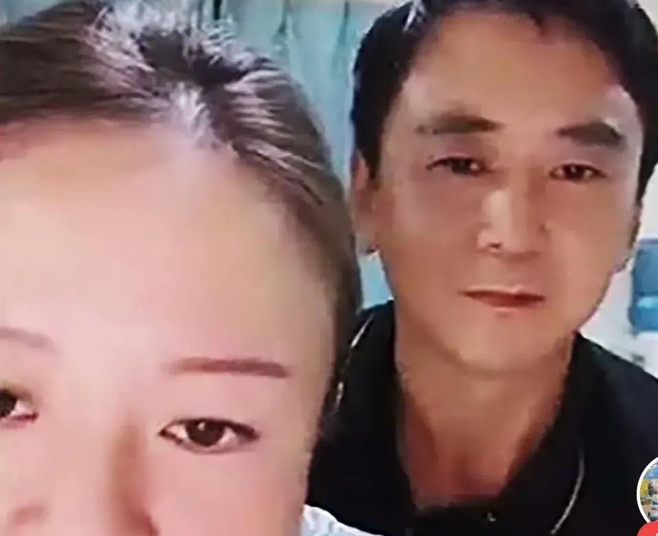 有人说：老杨和前夫哥的关系，是在欺负弱势群体！
   老杨自己在直播间说，她生二