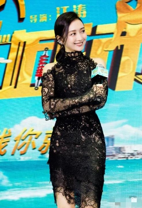 万万没想到，她们两个人竟然撞衫了！

同样一件黑色蕾丝修身连衣裙，穿在身材同样高
