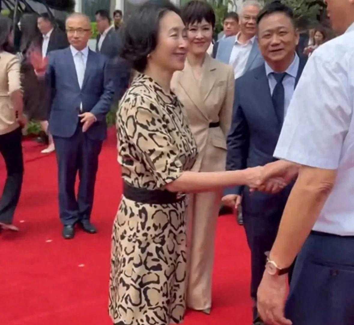  64岁何超琼深圳剪彩，身姿挺拔气场两米八
64岁何超琼现身深圳剪彩，身形不算高