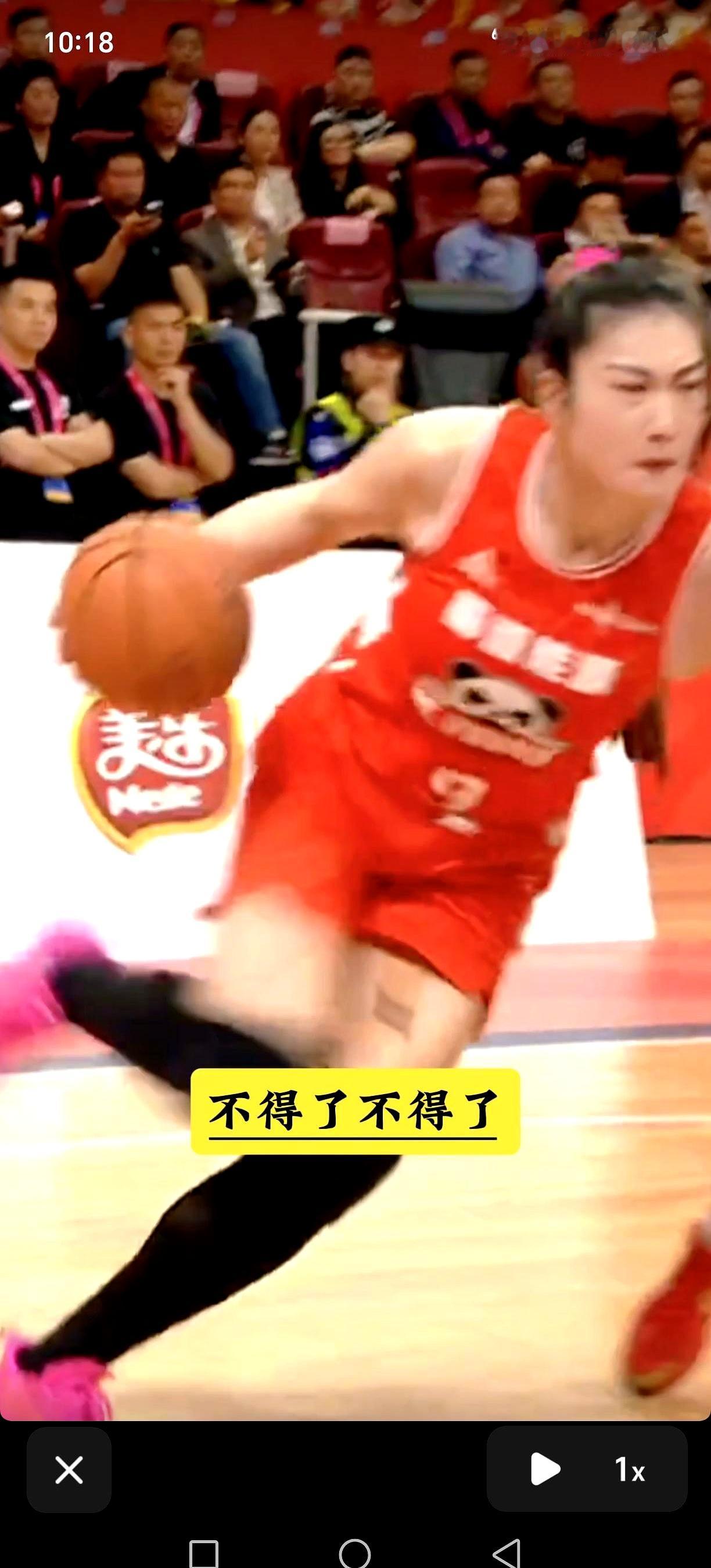 这球一跌一跃，血压立刻拉满。
地板上还在摩擦出声，她已经翻身弹起，9号小前锋李梦