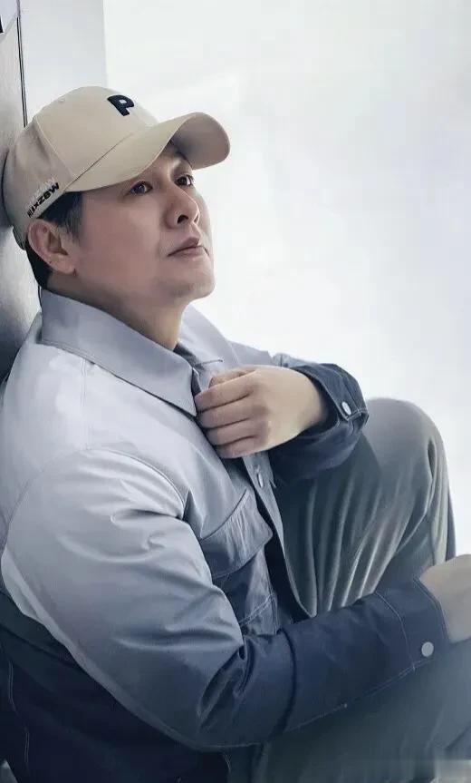 张颂文海澜之家代言新图来啦～温润如玉的温暖氛围，居家的随意感，很舒服的感觉[赞]