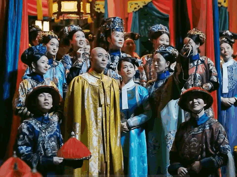 哇偶，渣渣龙的后宫看着有点上了年纪，暮气沉沉，是妆造还是服装的原因，总不会是因为