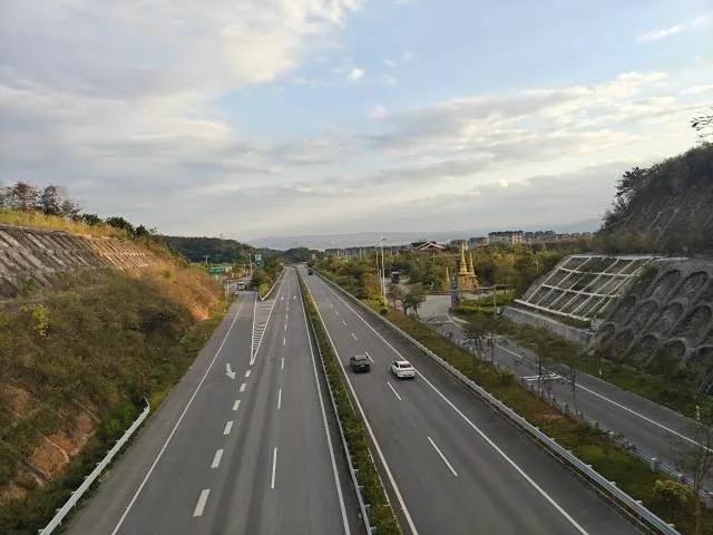 晚上吃完饭，就想豁出去花费一个多小时下楼，出小区溜达溜达。我今年回西双版纳很少出