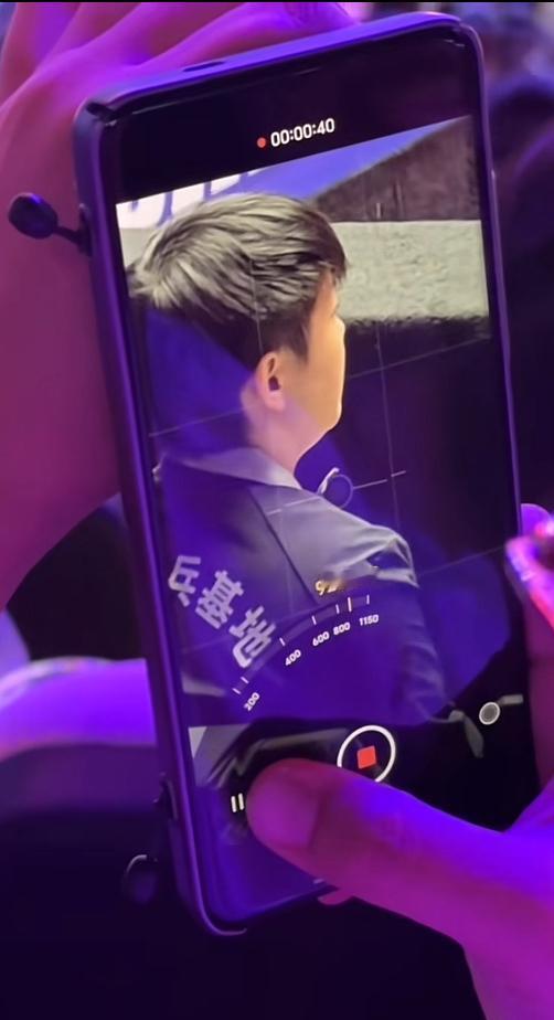 “莎 你回头一眼！”这姐妹的拍摄神器绝了～[心][心]