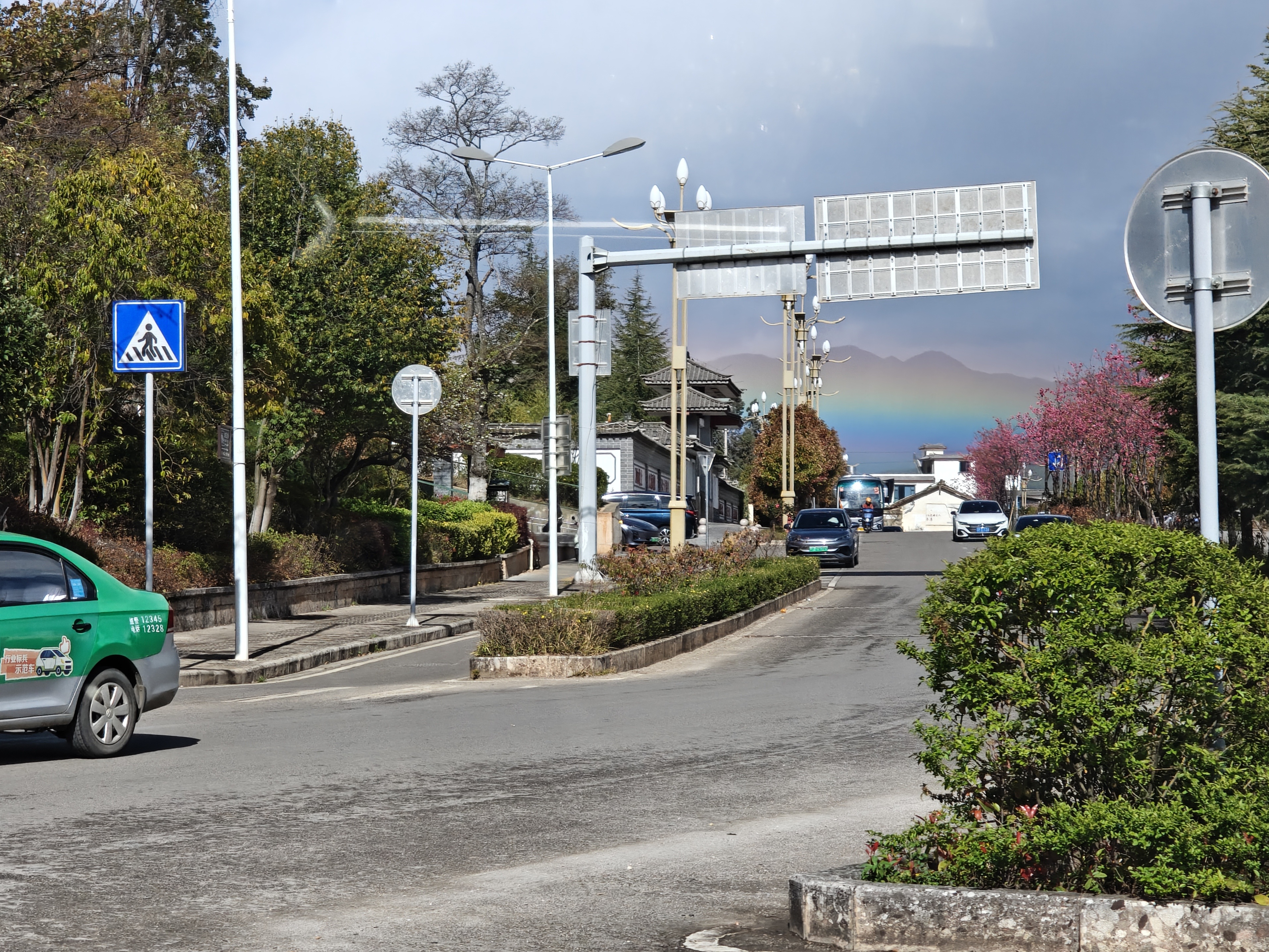 怪不得是七彩云南随处可见彩虹路尽头就能看见 丽江