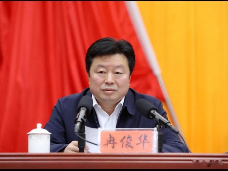 贵州省铜仁市的冉俊华上了热搜！他是1975年出生的贵州省石阡人，有着大学学历，在