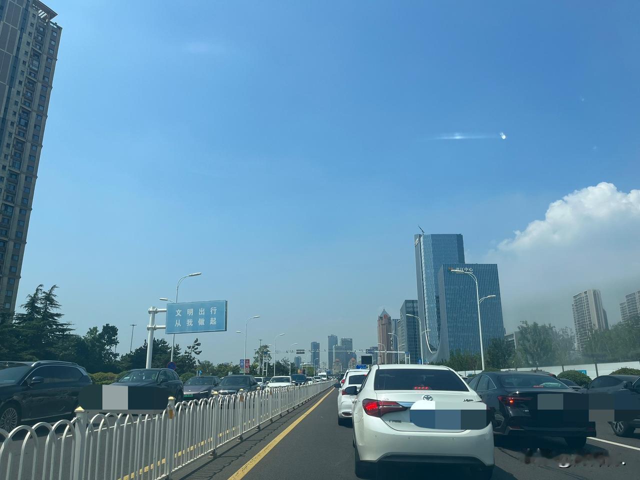 暑假这些天，西海岸滨海大道，车流量太大了。

从隧道口出来，到金沙滩，再到海上嘉