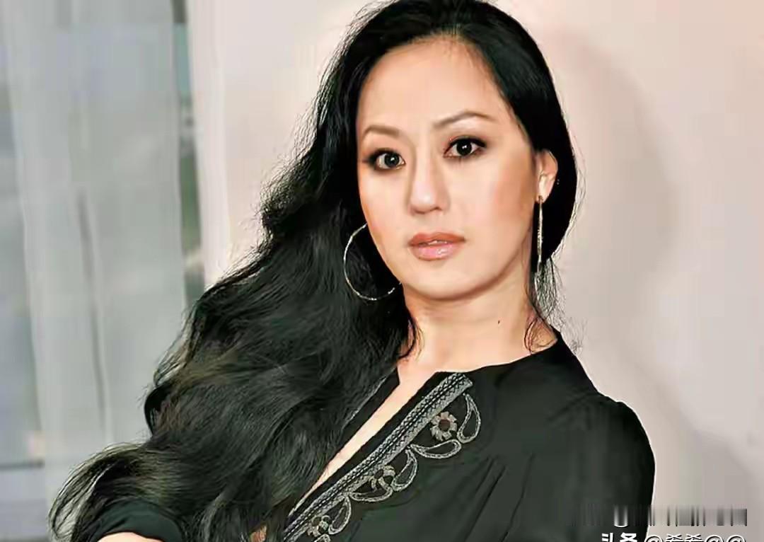 我天，62岁的章小蕙上鲁豫的访谈，我真惊了！
那皮肤状态，那精气神，说实话，看