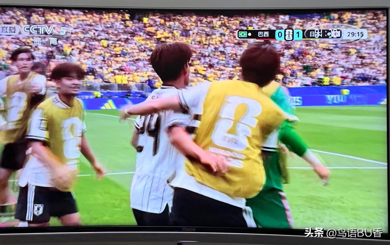 日本队打得真好。上半场29分钟，日本队球员带球突破，一脚中距离打门，球从球门左下