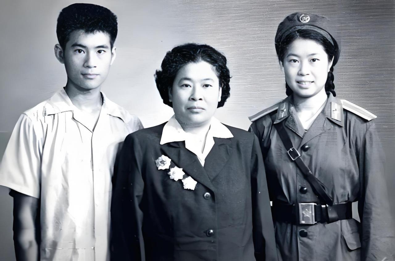 1941年，周子昆牺牲，妻子带了2个孩子生活有些不容易，战友就劝她改嫁，妻子却说