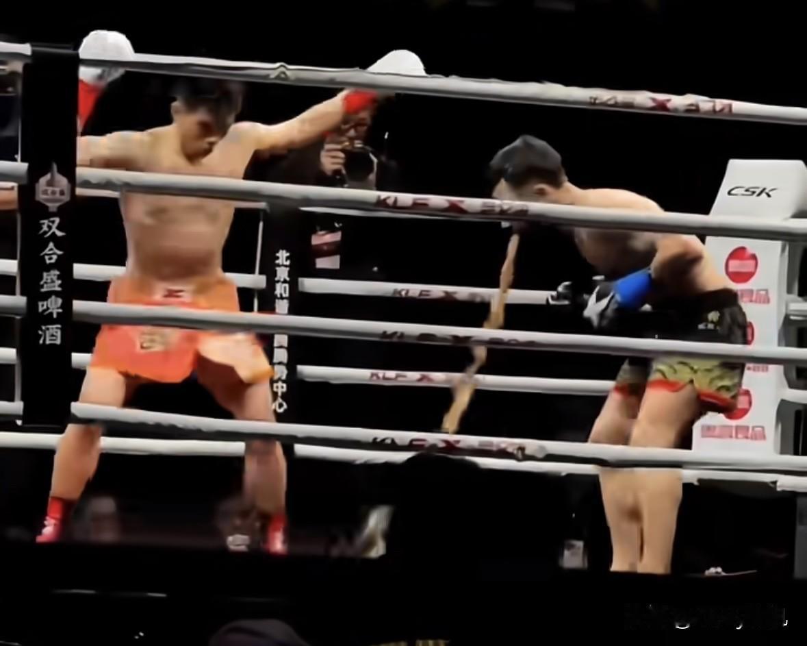 十年打拳无人知，一朝脚气天下闻！
真是笑发财了。

选手李江龙在和外国选手对决的