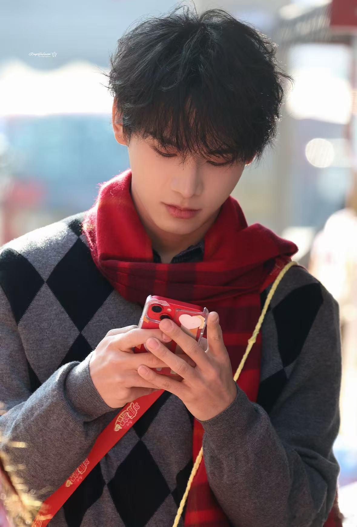 姚琛拿鞭子抽自己 在《加康加年味2026》的杂技体验环节中，姚琛展现出了极高的热