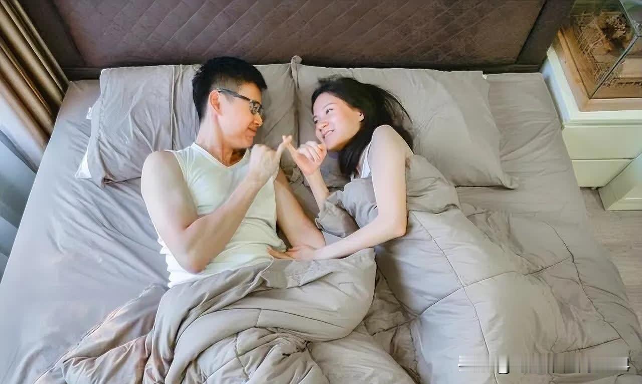 回家撞见丈夫和情人赤身躺在主卧，我刚想提出离婚，却听见他说：我和那贱人的结婚证是