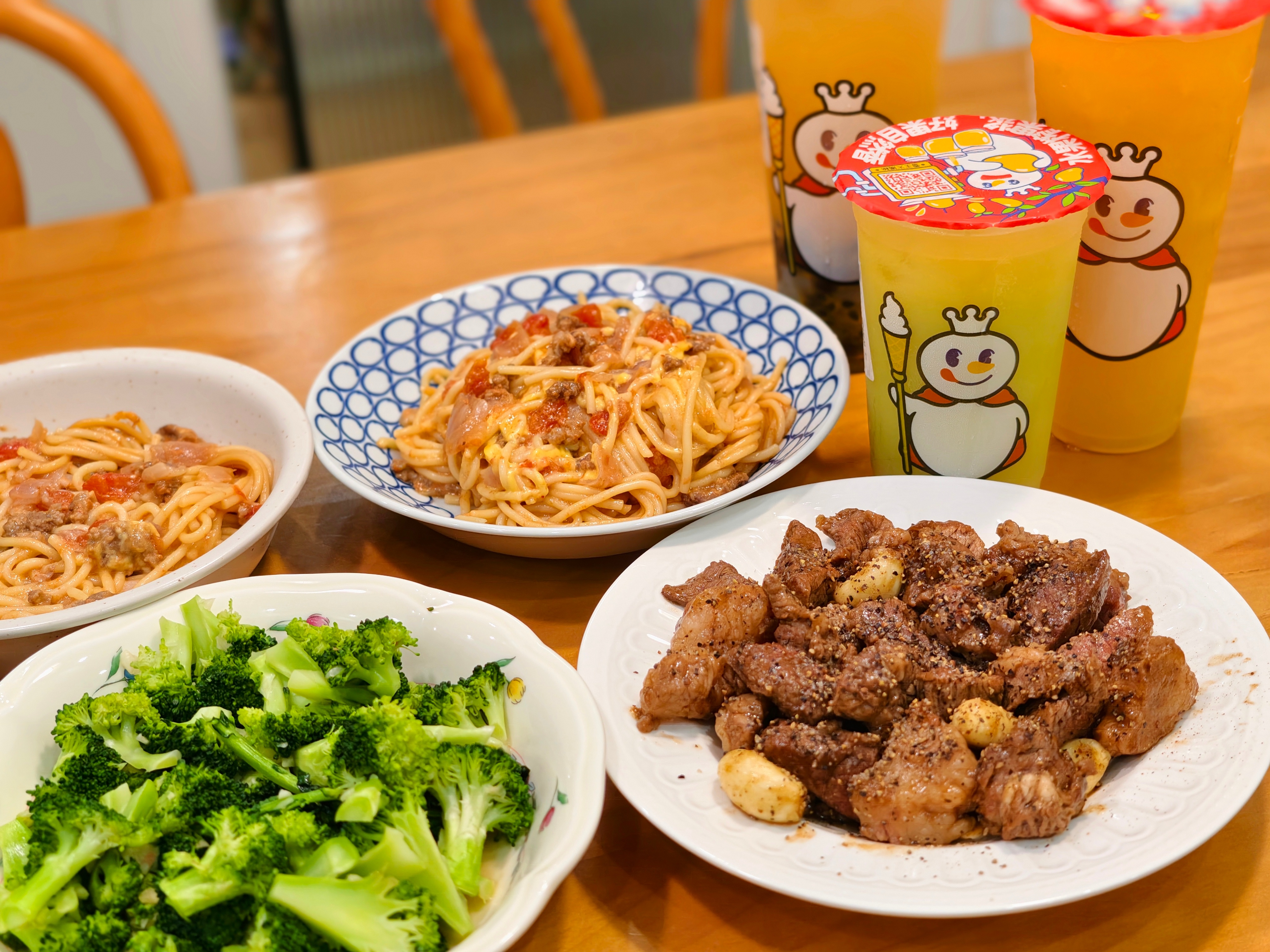 小孩哥考完试啦做点他们爱吃的：芝士肉酱意粉，蒜香牛排还有不能少的蜜雪冰城