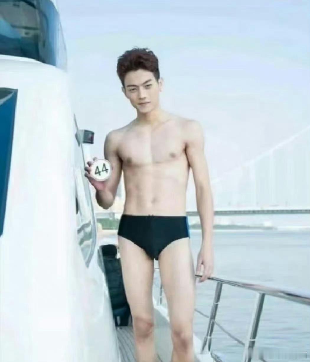 许凯的比例是不是腕线过裆了 ​​​