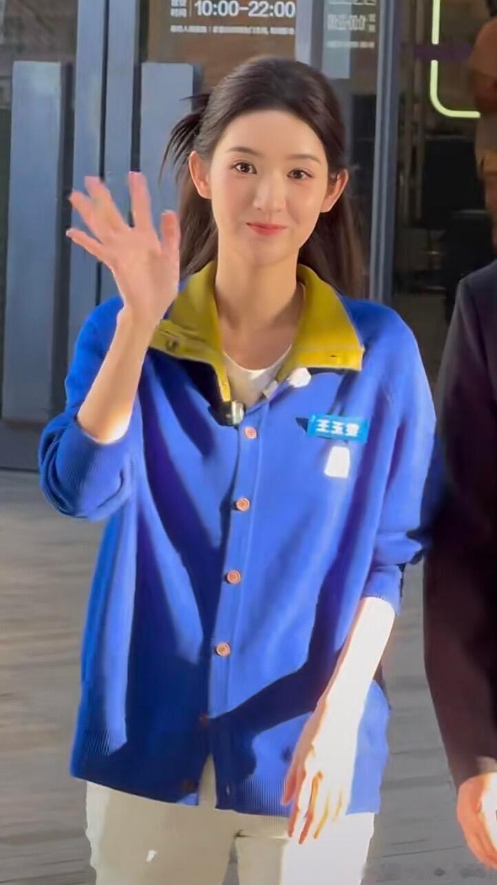 王玉雯当选三好学生反应真的太可爱了，指着自己强调“是我”那满满的骄傲自信感真的能