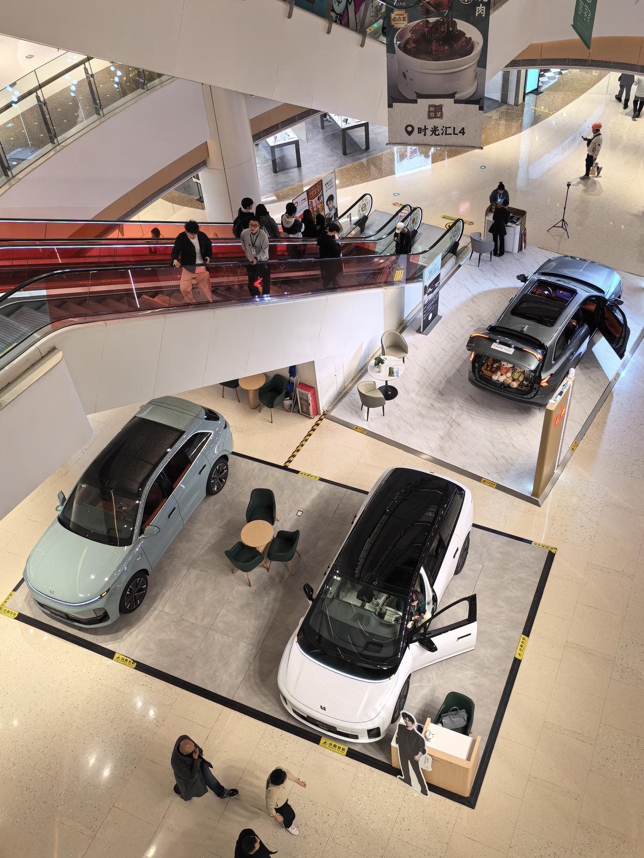 商场展车，这个逻辑前几年很新鲜，于是越来越多的车企参与，但近些年发现商场租金很贵