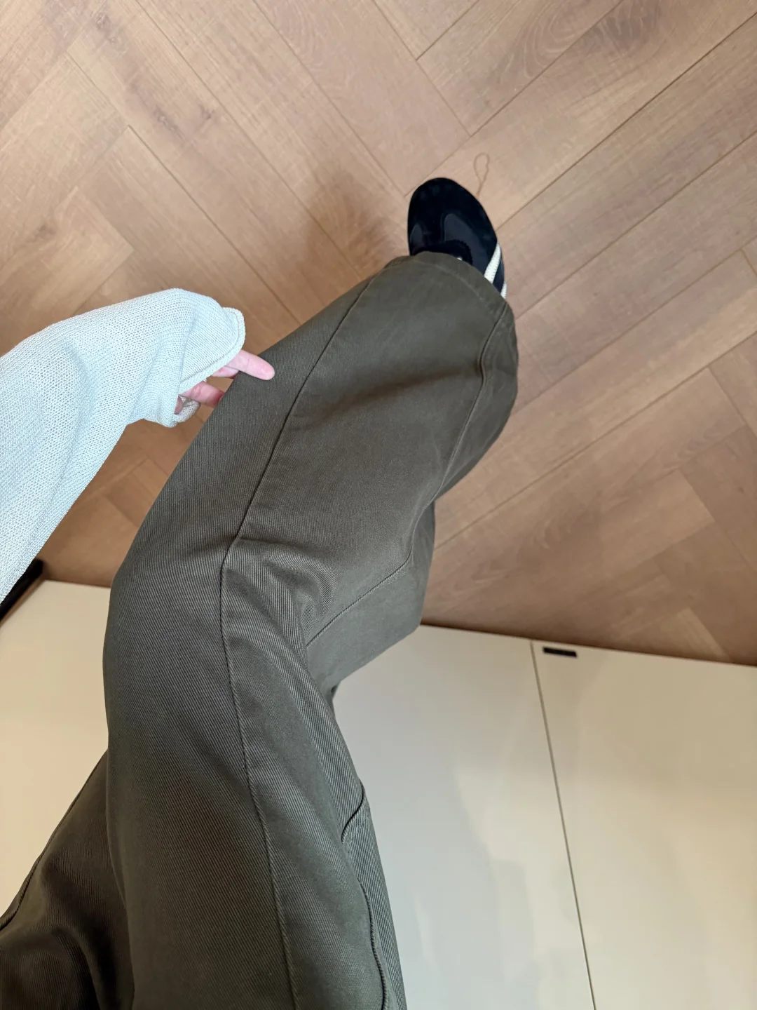 自然光下的军绿色裤子质感夯爆了 。。。