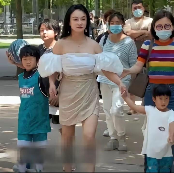 冉莹颖，想立大女主人设，想干事业是好事，结婚以前不也有工作，但穿这样去开家长会，