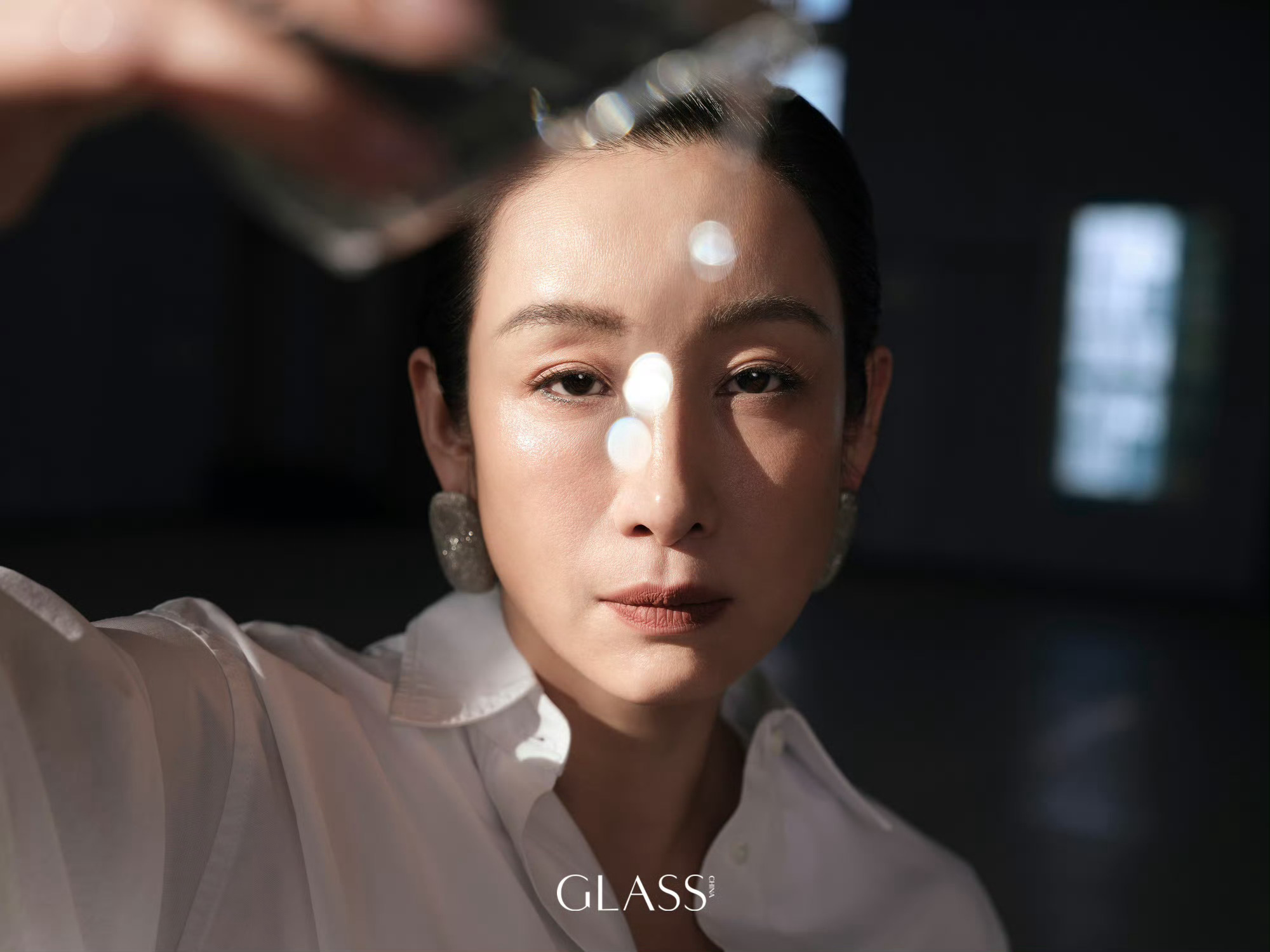 秦海璐GLASS2026开年刊封面秦海璐烟火绽岁华从舞台中央到人生主场，光阴淬炼