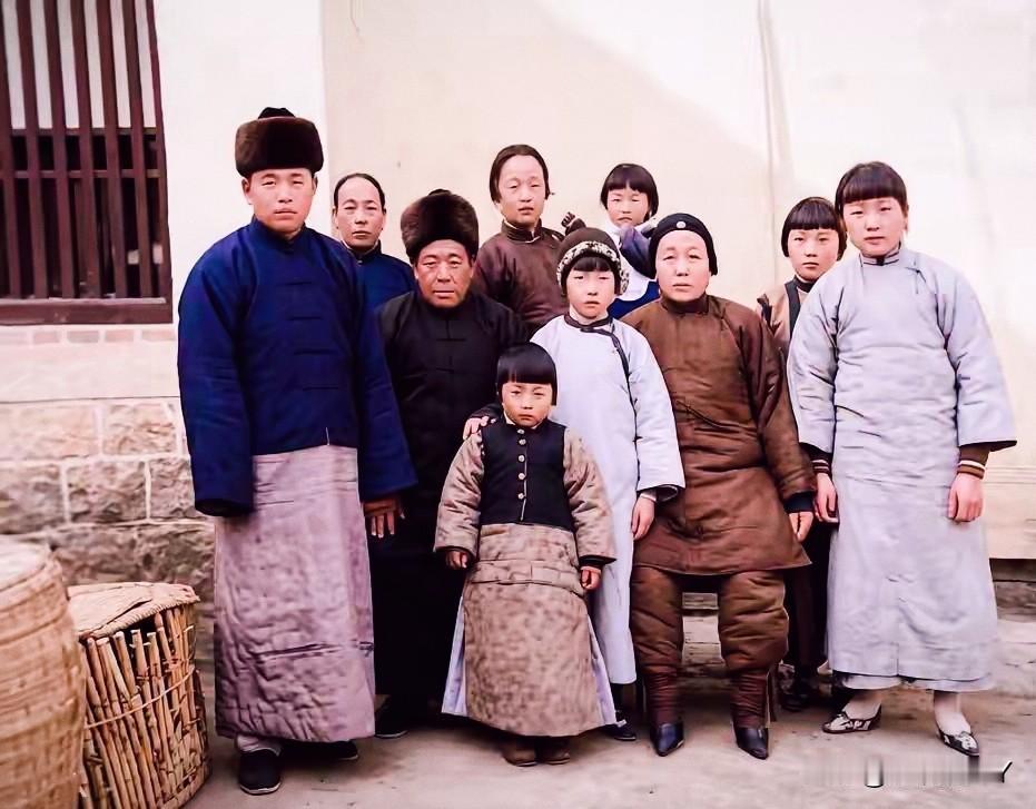 一九四二年，春节，一户富裕人家的合影老照片。这并非演戏，也绝非演员饰演，而是货真