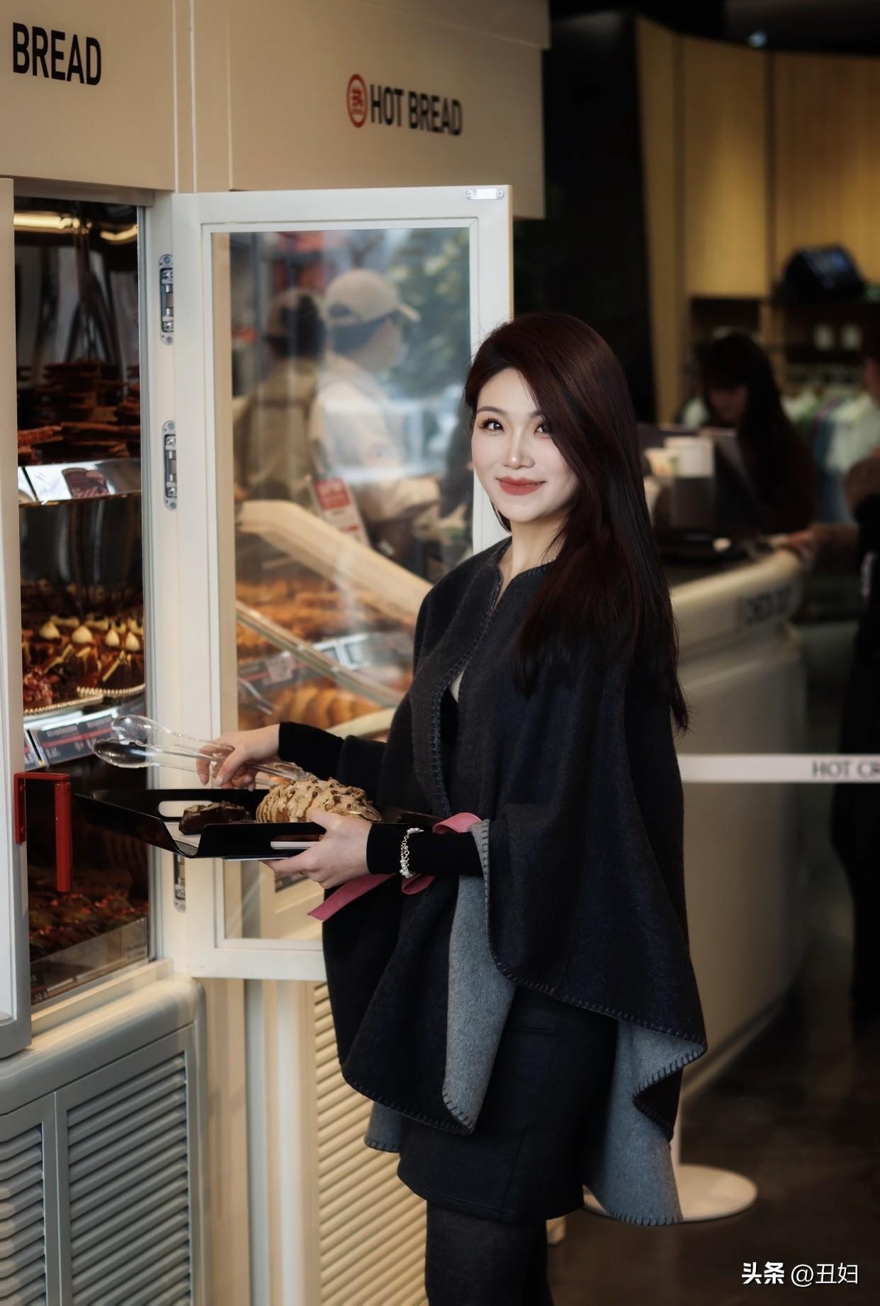 女人外在漂亮重要，还是有魅力重要魅力却能让人在长久相处中不断发现新的闪光点。