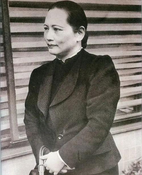 今天才知道，我们中国的第一架军用飞机是以宋庆龄在美国的名字“乐士文”命名的。
因
