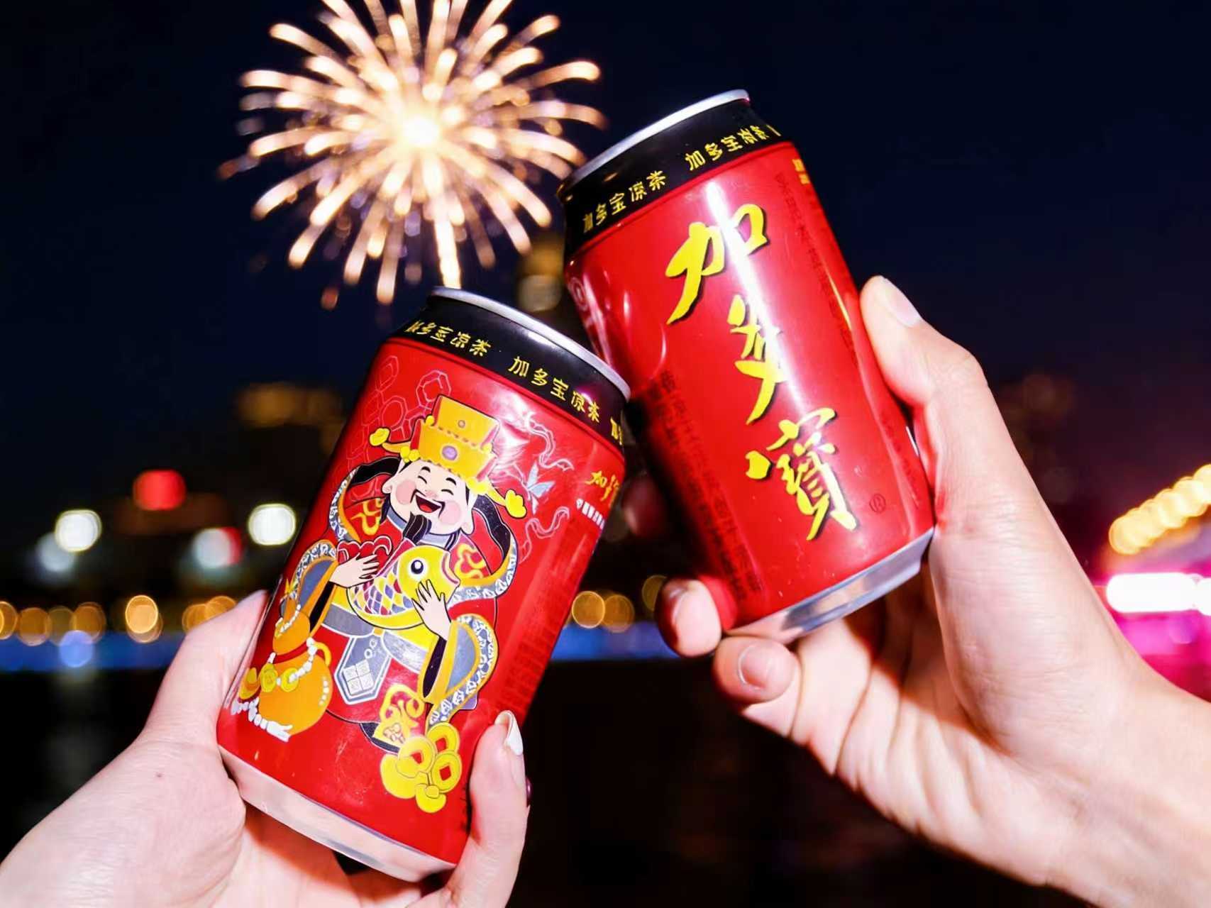 跨年仪式感段位表更新：广州塔 “接财局” 才是王者操作青铜：发夜景九宫格；黄金：