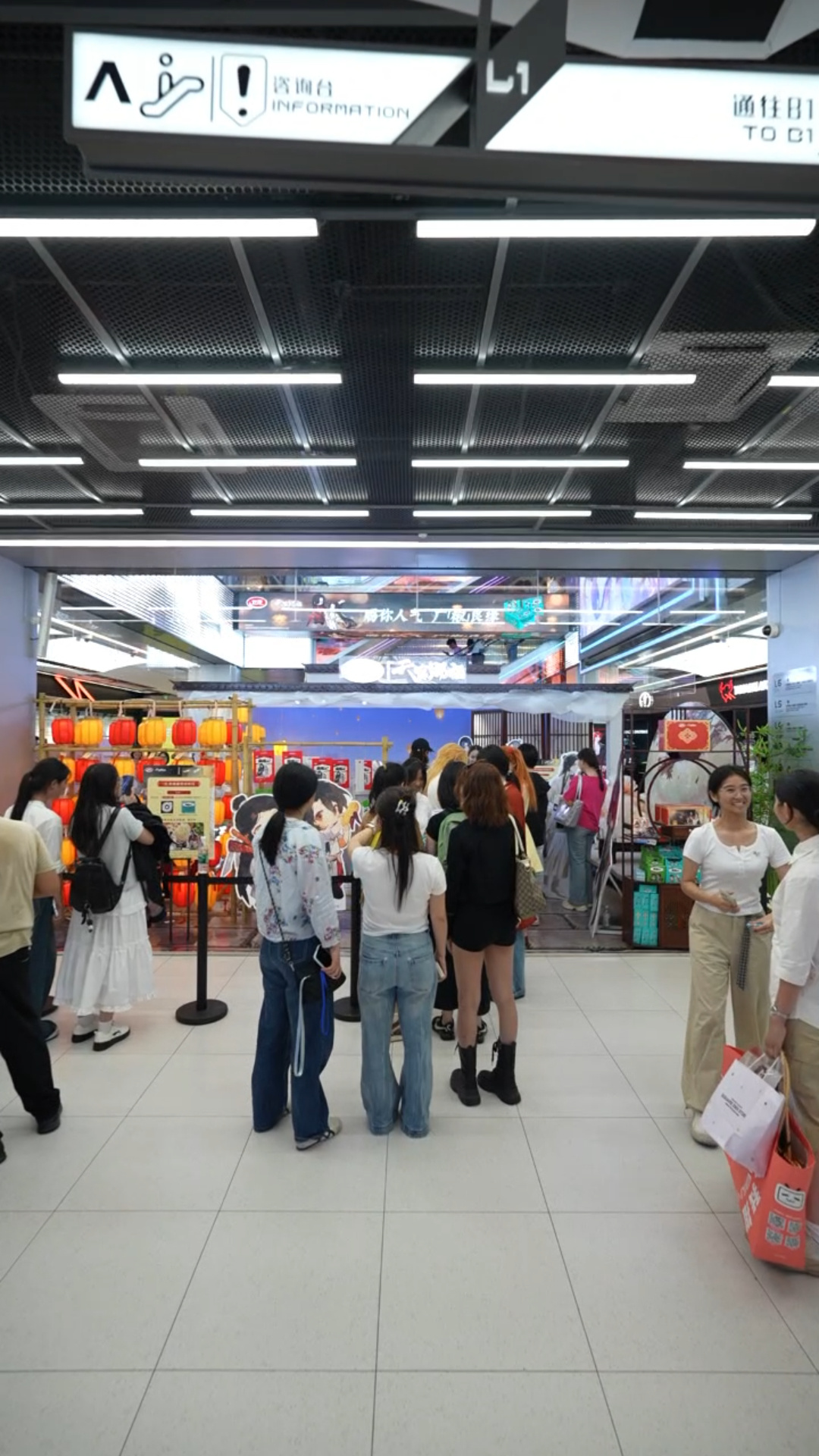 来了上海自动变成潮人来上海直接变身潮人！百联ZX天官快闪氛围感爆棚，明灯三千实景