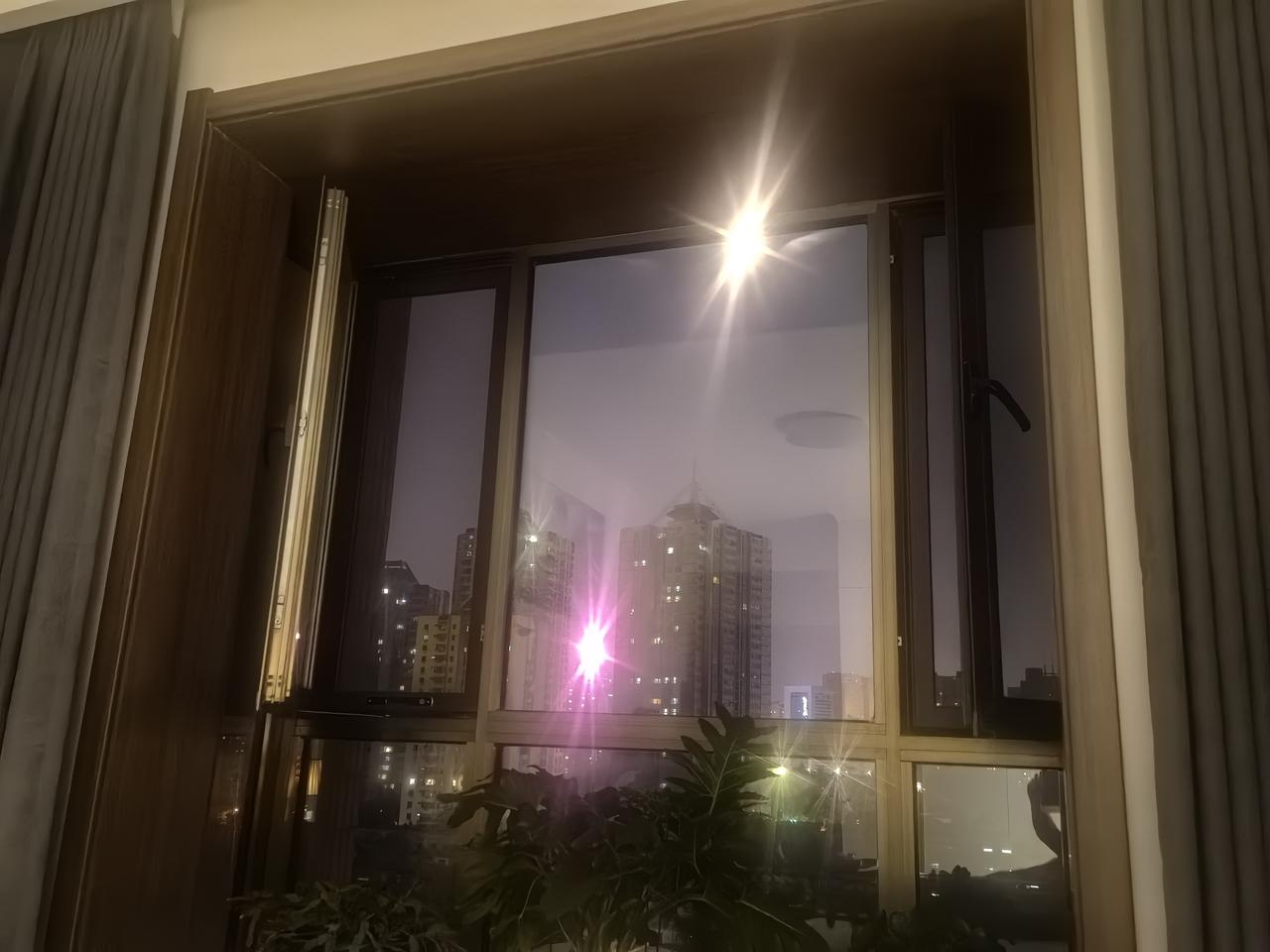 今夜月光照射在床头

[玫瑰][心][玫瑰]

今夜月亮又大又亮，翻了一下日历才