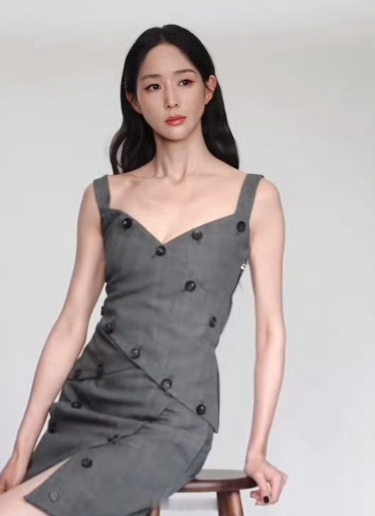 张钧甯有点惊艳到我了张钧甯灰裙知性温婉美一身简约灰色长裙气质拉满，从容又大方，成