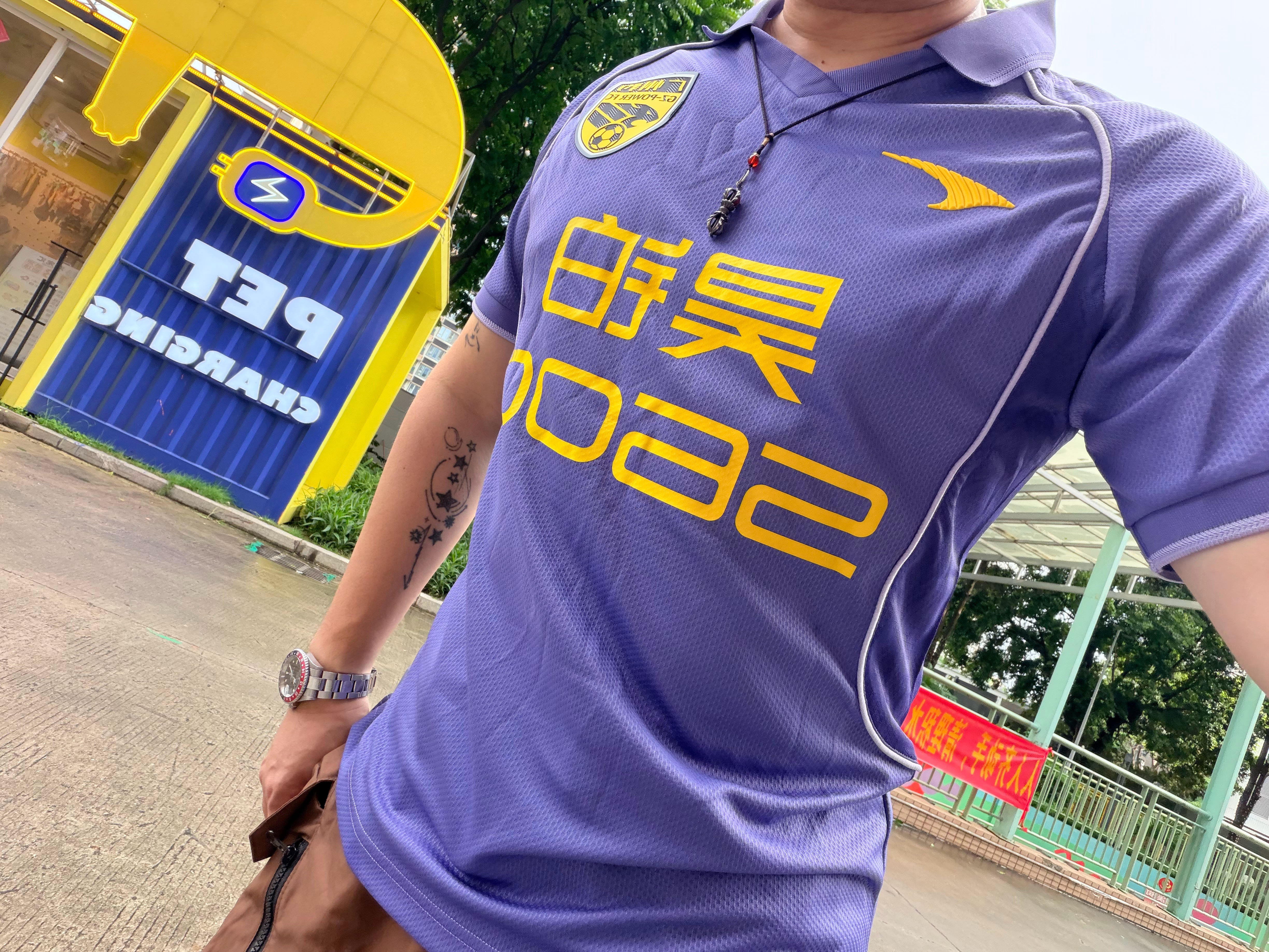 广告属实有点大，走在街上感觉像个4S店的销售。 广州