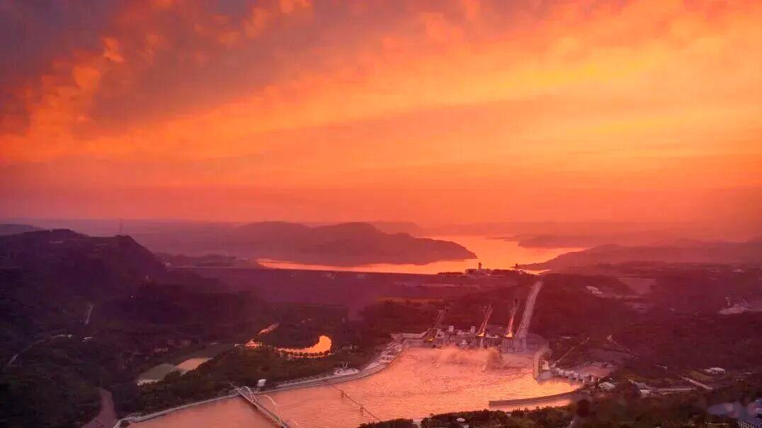 老君山火烧云被人民网点赞了！金顶浮在赤霞云海间，像一场免费的仙宫演出。不止山顶，